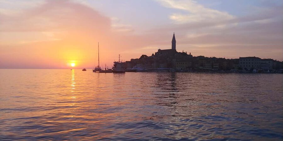 Rovinj: Sunset Speedboat Tour with Dolphin Watching - Getting started at Villas Rubin, then straight to the water views