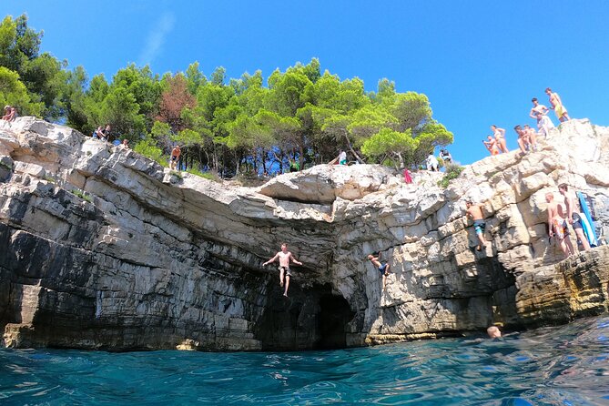 SNORKELING ADVENTURE | Pula Boat - Pigeon Cliffs cliff jumping: adrenaline, but optional