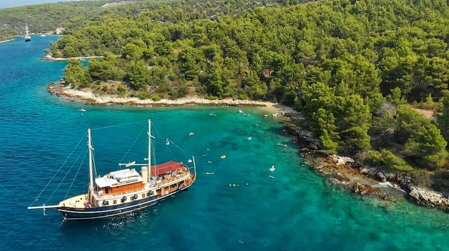 Split: All inclusive Brač & Šolta Island Swimming Cruise - A 7-hour floating break from Split’s pace