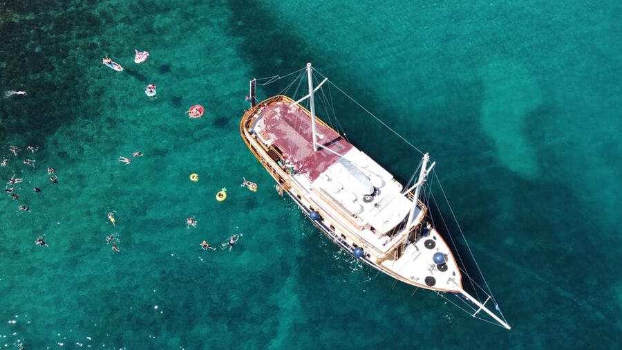 Split: All inclusive Brač & Šolta Island Swimming Cruise - Lunch on the move: how the midday timing keeps the day easy