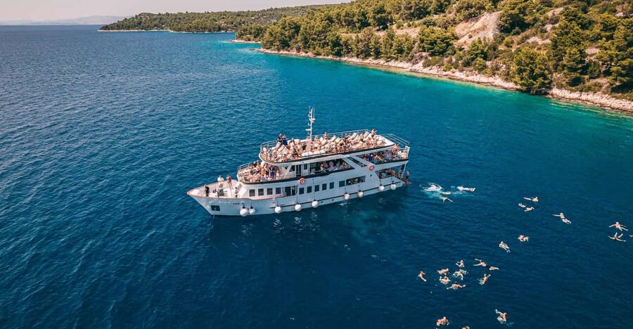 Split: Blue Lagoon, Shipwreck and Šolta with Food and Drinks - Blue Lagoon Drvenik Veliki: lunch on the shore plus real swimming time
