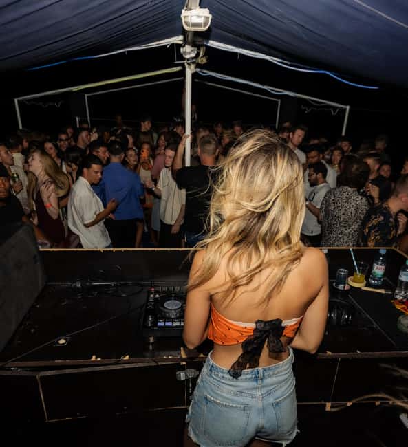 Split: Boat Crawl with Nightclub Access, Shots, & Boat Party - FAQ
