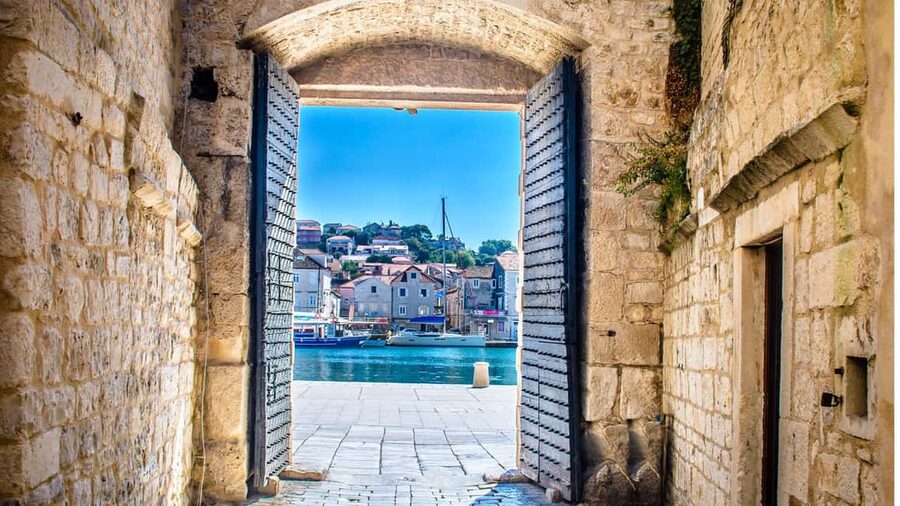 Split Boat Trip Half-Day: Blue Lagoon, Trogir & Čiovo - Trogir Old Town: UNESCO lanes plus the Unsullied trail feel