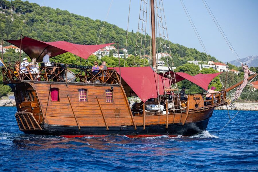 Split: Cruise on Columbo's Pirate Ship "Santa Maria" - Boarding the Santa Maria pirate ship: meeting point and first moments