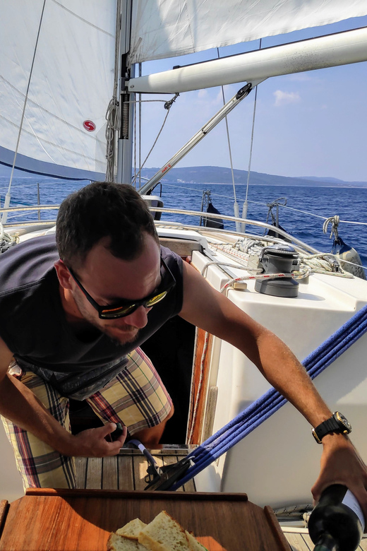 Split: Full Day Sailing Tour to Šolta Island and Brač Island - Getting on board: the 33-foot sailboat setup