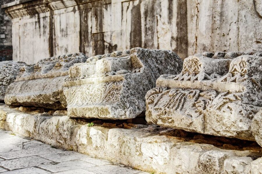 Split Game of Thrones Tour: City of Dragons - The Thrones photo and the 20% museum discount