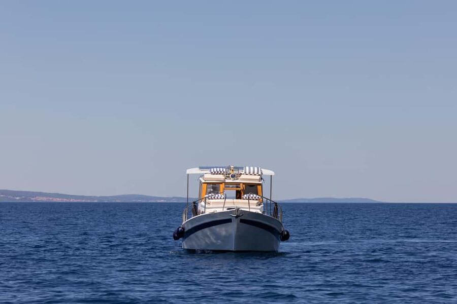 Split/Omiš/Makarska: Full or half day boat tour with "Cvita" - Meet Cvita, a 9-meter wooden boat built in 2000