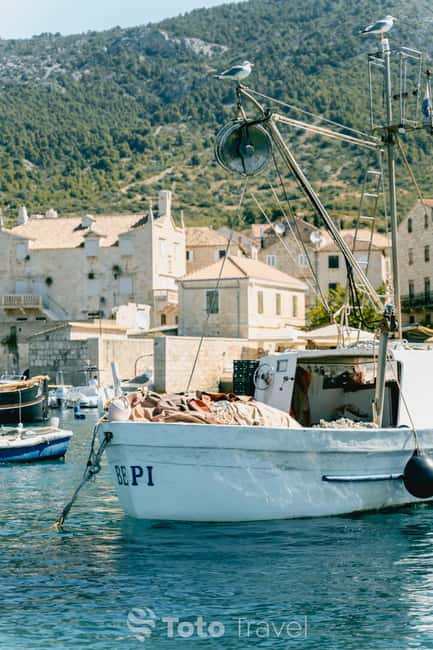 Split/Podstrana: Blue Cave, Hvar & 6 Islands Speedboat Trip - The WWII photo stops and Stiniva Cove swim break