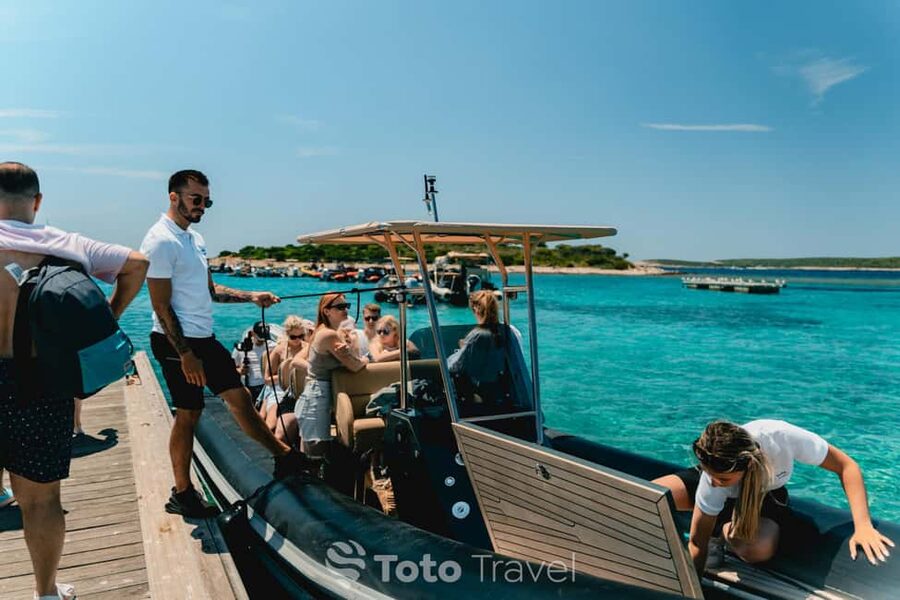 Split/Podstrana: Blue Cave, Hvar & 6 Islands Speedboat Trip - Pakleni islands views, then Hvar town with real choices