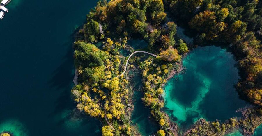 Split: Self-Guided Plitvice Lakes Day Tour with Boat Ride - Meeting Booker in Split and getting through check-in fast
