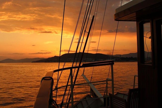 Split Sunset Cruise With Live Music - Live Music That Fits the Moment: From Sunset to Singing Along