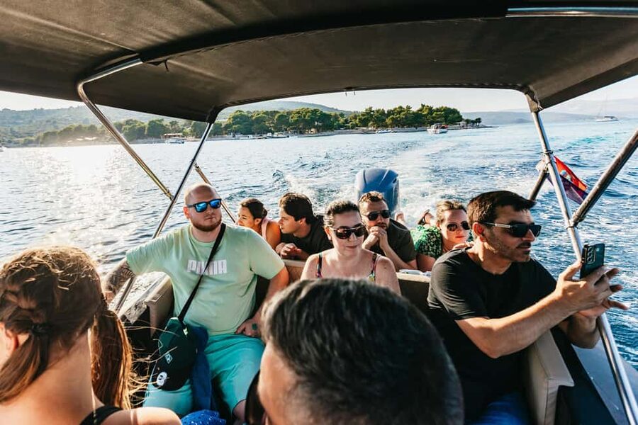 Split/Trogir: Blue lagoon and 3 islands speedboat tour - Maslinica Fishermen Village: the 50-minute finish that adds balance