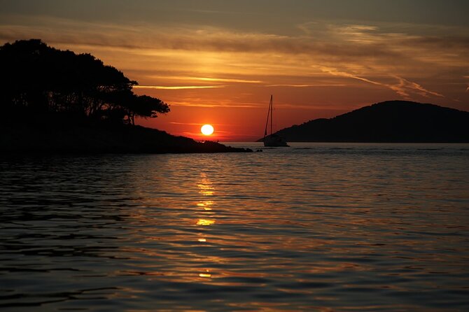 Sunset Sailing Tour on the Pakleni islands - Snacks, water, and the small onboard comforts that keep it relaxed