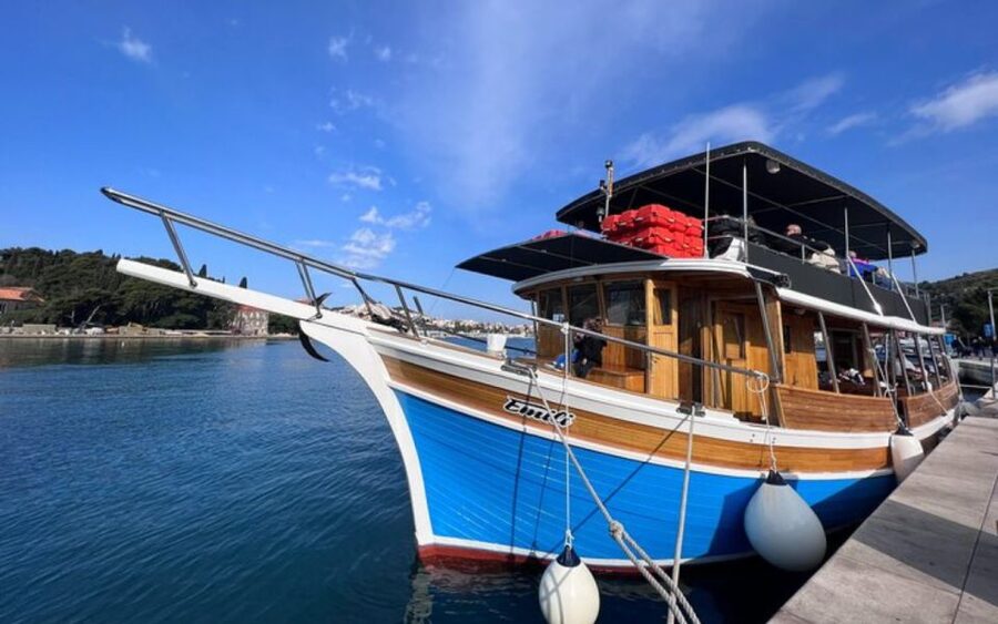 Three Island Boat Tour With Lunch - The Boat and Crew: Comfort, Water, and Quick Problem Solving
