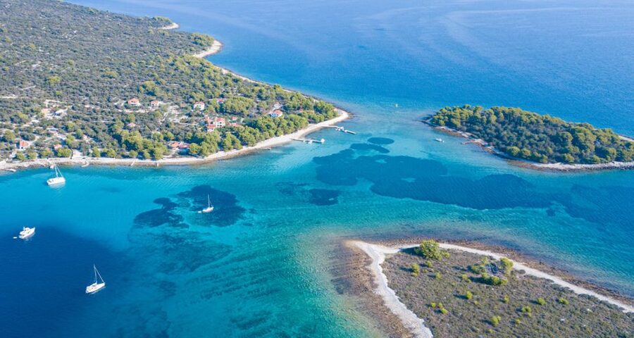 Trogir: White Lagoon, Maslinica & Blue Lagoon Speedboat Tour - Drvenik Veli Break Time: A Quiet Walk Between Water Stops