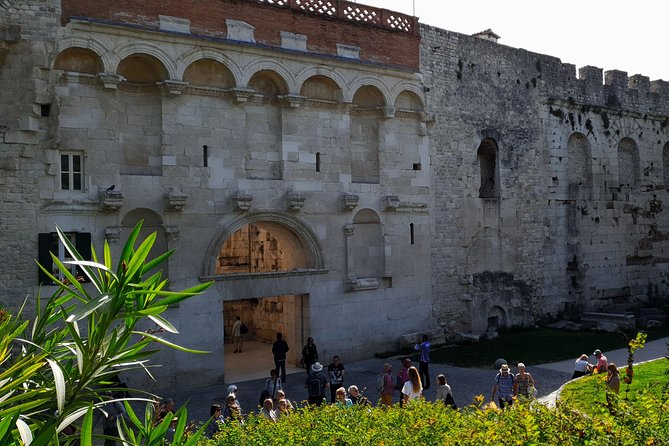 Walking Tour of Split with a 'Magister' of History - Noble palaces along the way: medieval life using Roman structure