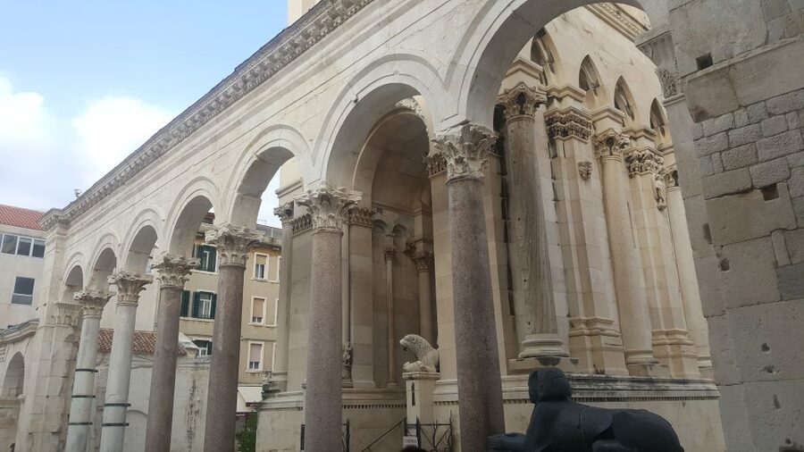 Walking Tour Split - Jupiter’s Temple and the Vestibul: Roman design explained at human speed