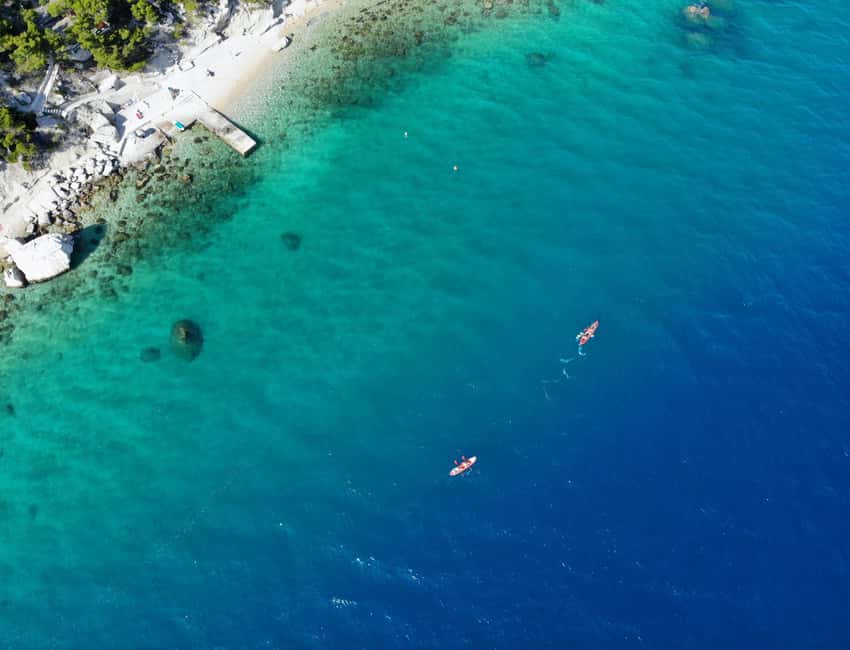 Water activity, kayak tours with a guide, cliff jumping - The 4-hour rhythm: what the guided kayak flow feels like