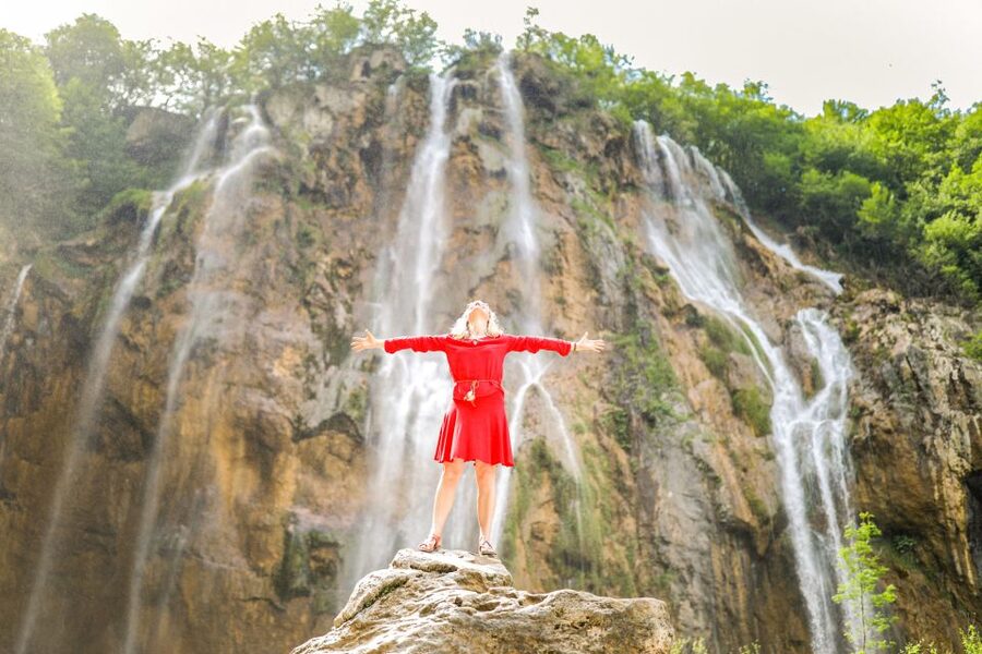 Zadar: Plitvice Lakes Full-Day Guided Tour with a Boat Ride - Key moments that make this Plitvice day trip click