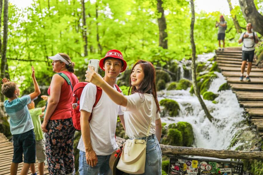 Zadar: Plitvice Lakes Full-Day Guided Tour with a Boat Ride - What to pack for Plitvice: shoes, warmth, and the no-flip-flops rule