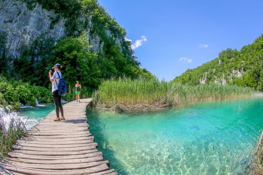 Zadar: Plitvice Lakes Full-Day Guided Tour with a Boat Ride - The guide makes the day: what strong performances look like